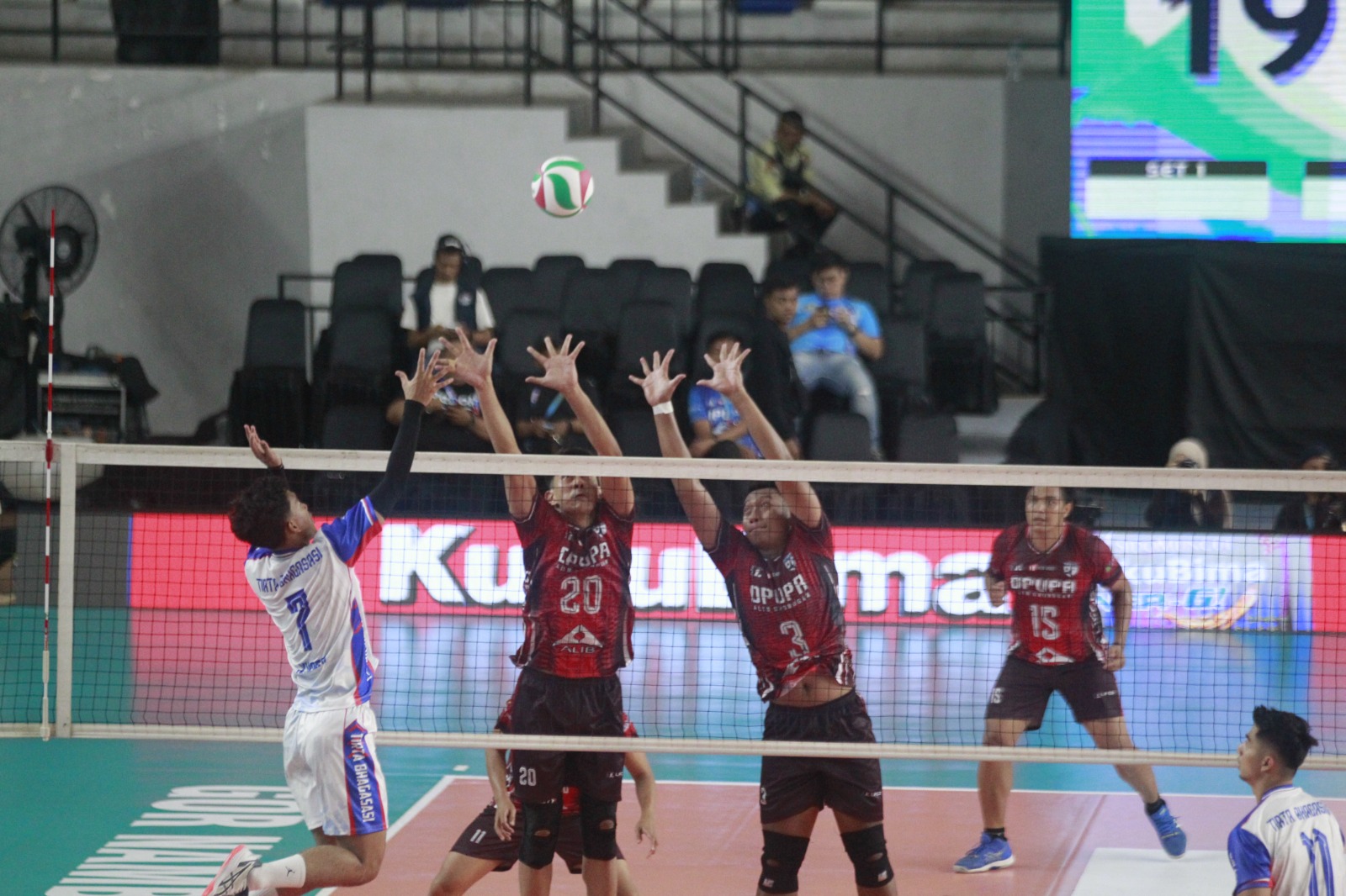 Suasana pertandingan Livoli putra di GOR Nambo Tangerang.