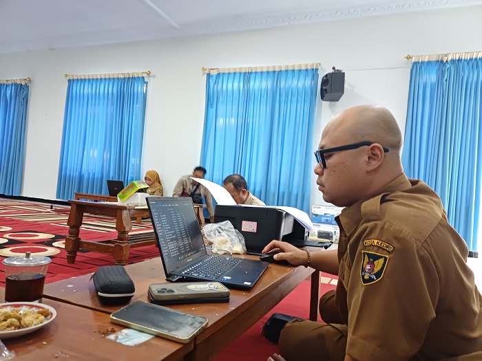 Sejumlah staf sekretariat dewan (setwan) menempati ruangan Takmir Masjid Baiturrohmah Semampir sebagai kantor darurat pascakerusuhan Sabtu (30/8) malam.