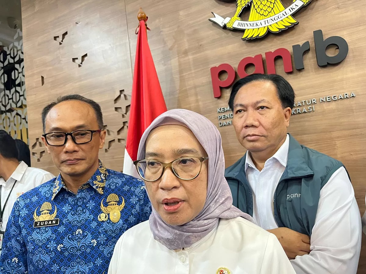 Menpan RB Rini Widyantini (tengah).