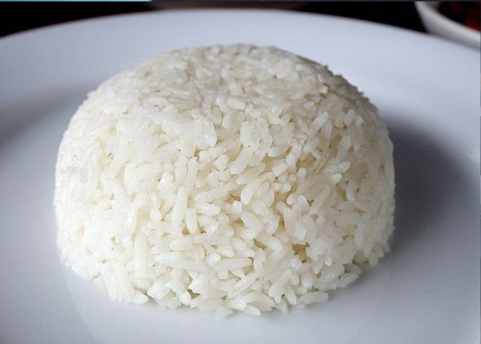 Ilustrasi puasa mutih berbuka dengan nasi putih dan air putih.