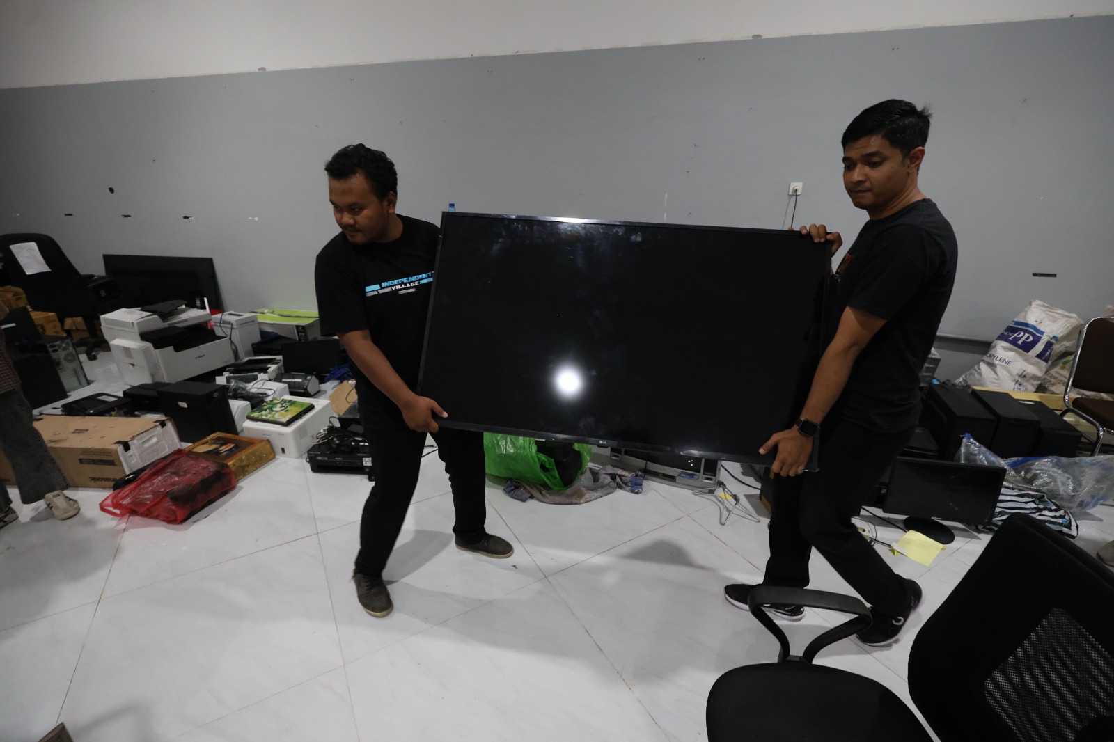 Staf sekretariat daerah (setda) mengambil beberapa barang mereka yang dikembalikan penjarah usai proses identifikasi selesai di kantor Satpol PP Kabupaten Kediri.