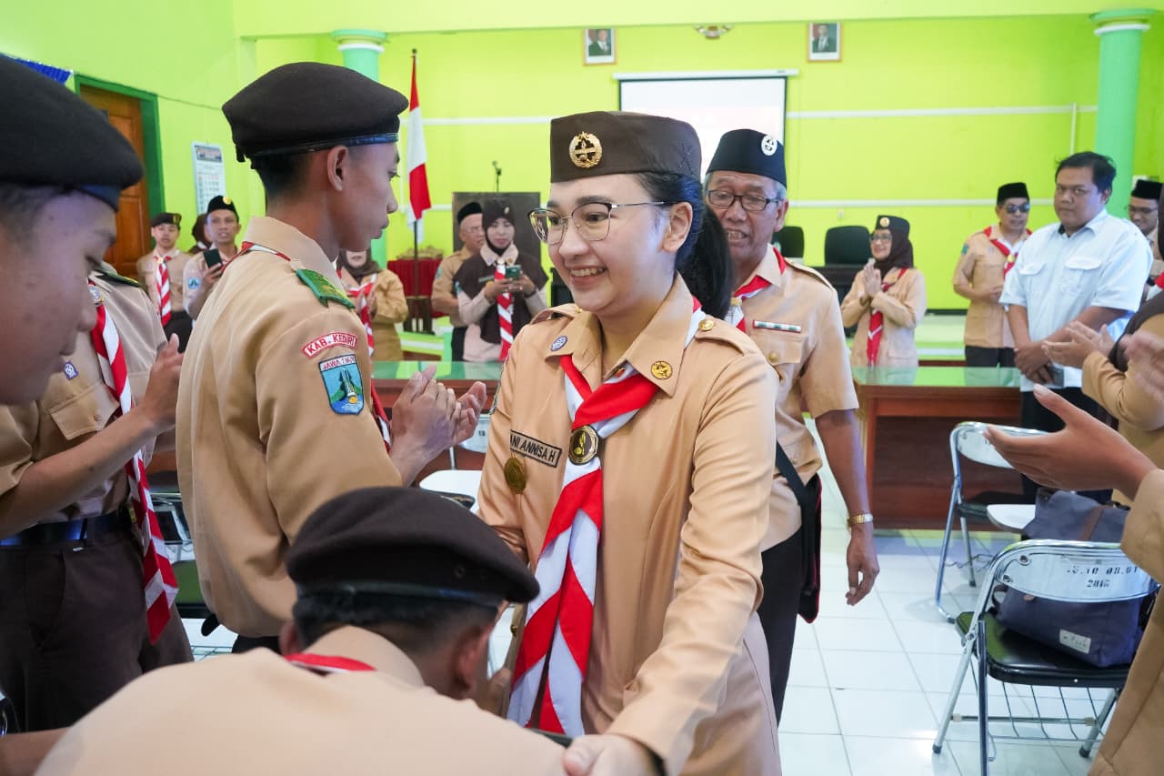 Mbak Cicha, Ketua Kwartir Cabang Pramuka Kabupaten Kediri, melepas 20 kontingen ke Giat Prestasi Pramuka Penegak Jatim 2025.