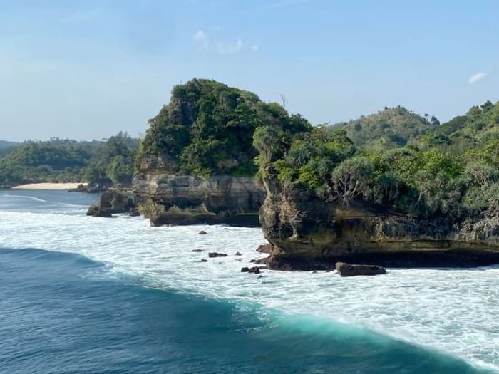 Pemandangan Pantai Batu Bengkung dari atas.