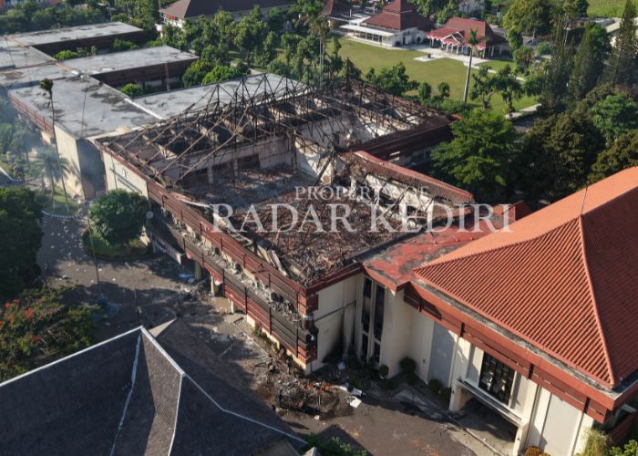 TINGGAL KERANGKA: Gedung DPRD Kabupaten Kediri tampak dari atas usai dibakar massa. Peristiwa itu berdampak pada aktivitas dewan.