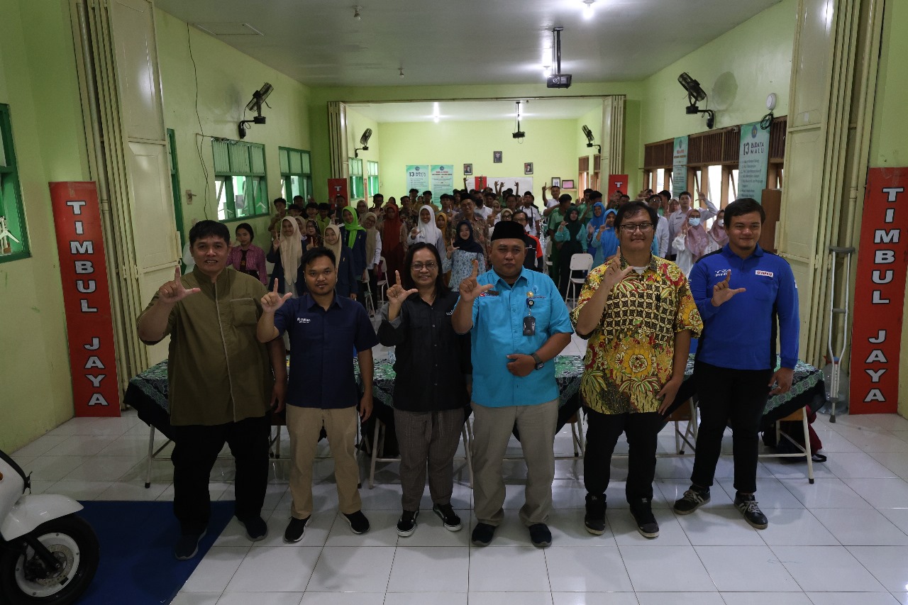 Tim Jawa Pos Radar Kediri usai melakukan sosialisasi School Contest XVII di depan 30 perwakilan SMA/SMK Kabupaten Kediri di aula SMKN 1 Ngasem kemarin.