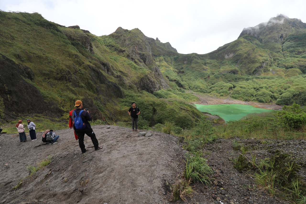 Pengunjung berfoto di area kawah Gunung Kelud. 