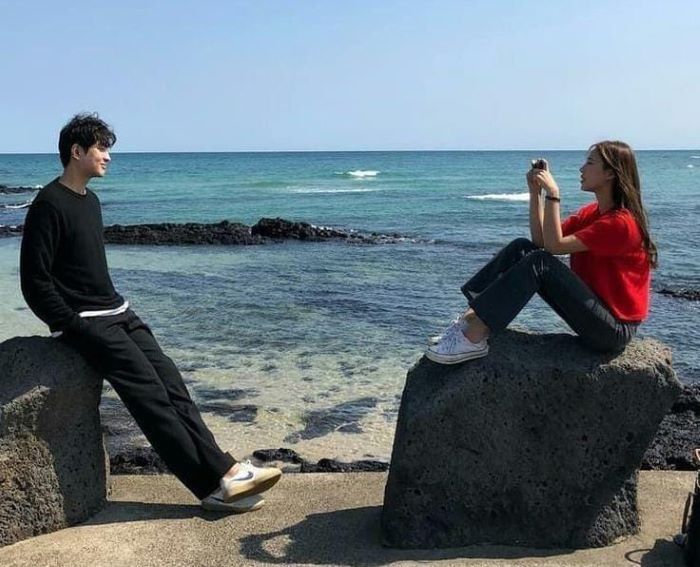 Ilustrasi momen romantis pasangan.