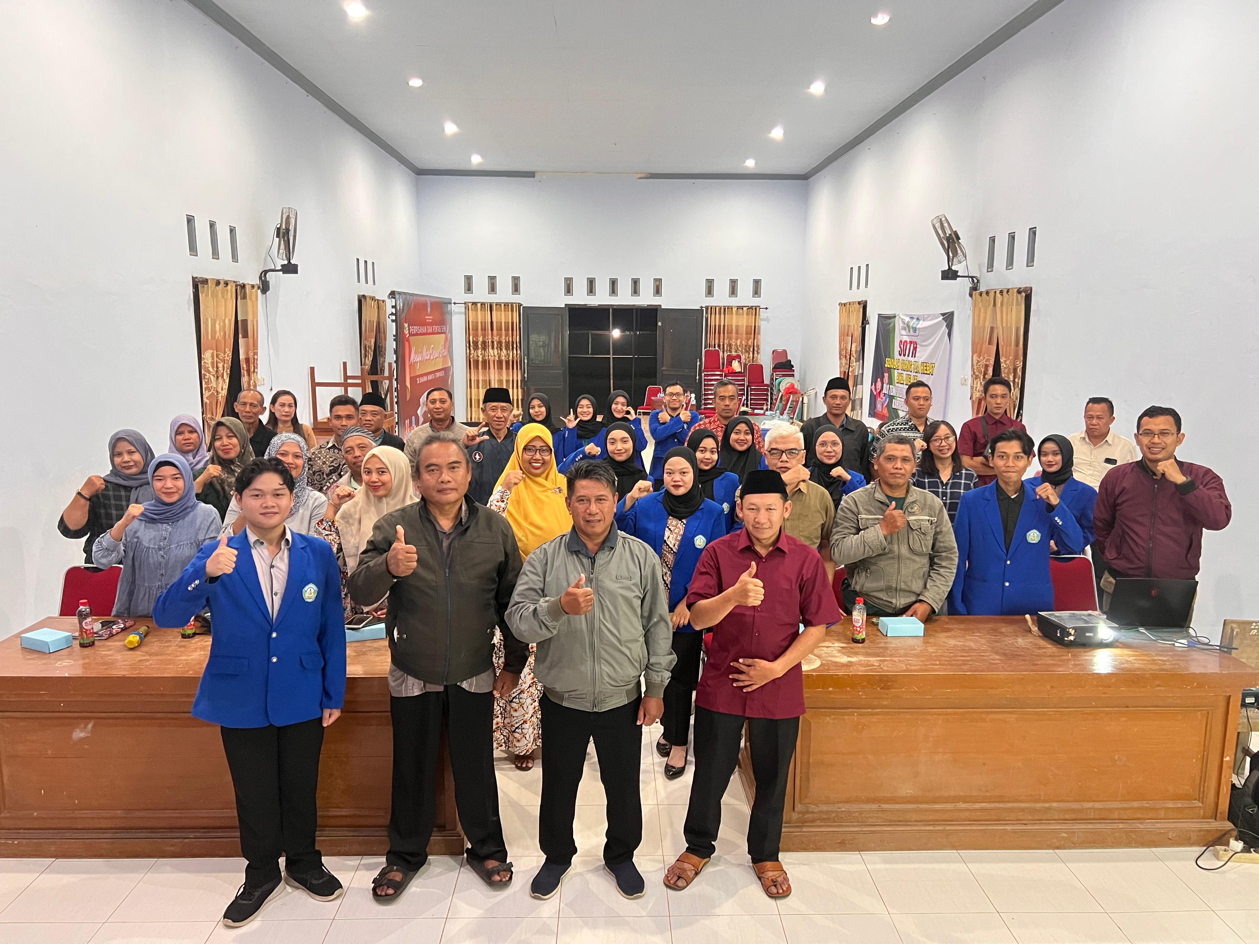 SINERGITAS: Tim PKM Dosen UNP berfoto bersama perangkat desa, mitra Bumdes dan pelaku usaha di tempat wisata didampingi sejumlah mahasiswa usai kegiatan koordinasi bersama stakeholder.