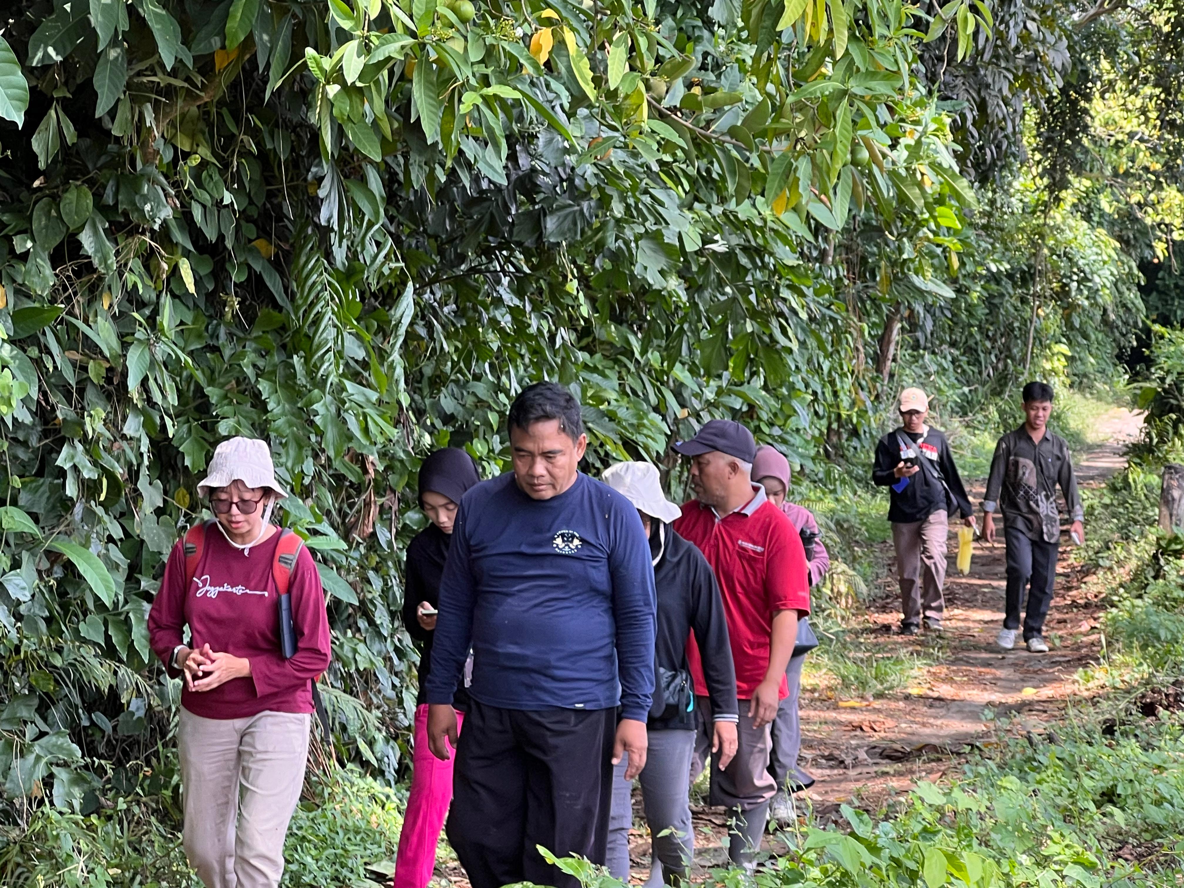 PEDULI: Tim PkM Dosen UNP Kediri saat melakukan kegiatan ekspedisi hutan di desa Tempurejo, Kecamatan Wates (22/8) lalu.
