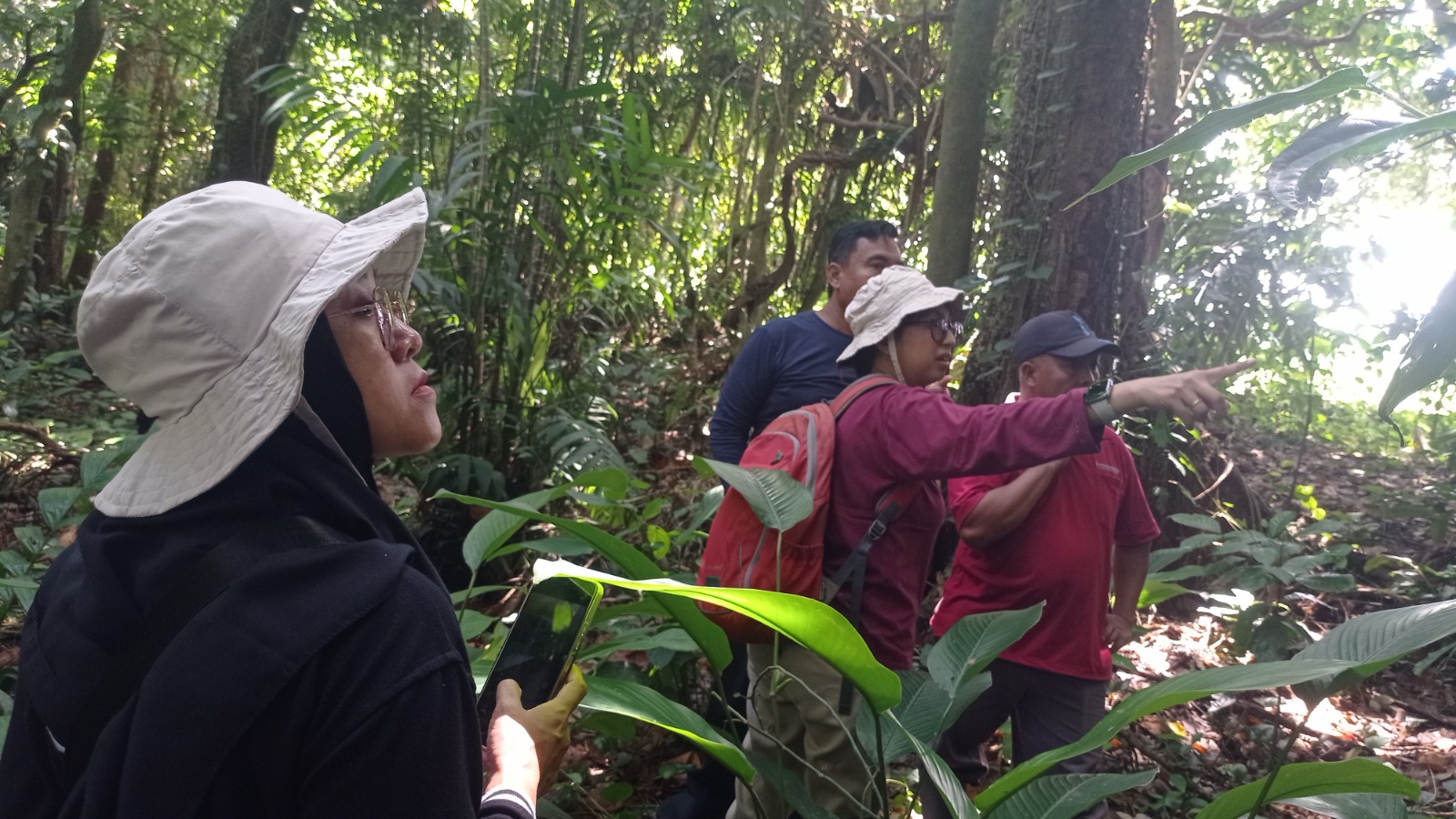 EKSPLORATIF: Tim PkM Dosen dengan teliti mengeksplorasi potensi alam dalam kegiatan ekspedisi hutan di Desa Tempurejo, Kecamatan Wates.