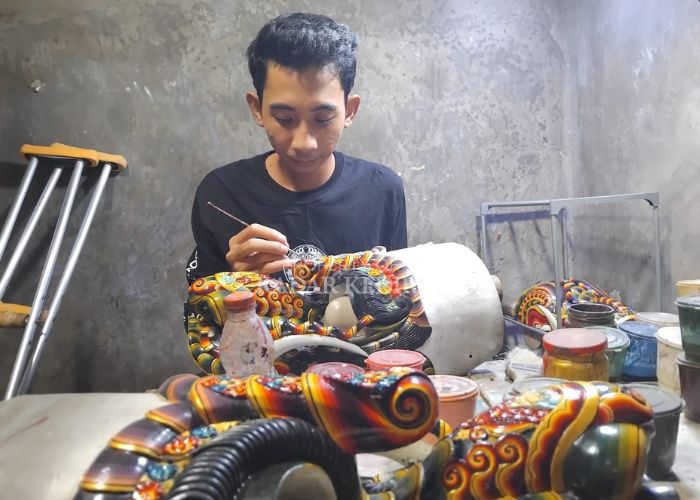 Rizqi tertarik membuat barongan sejak duduk di bangku SMK.