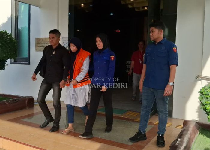 Jaksa menggelandang tersangka dugaan korupsi salah satu bank BUMN di unit Kras.