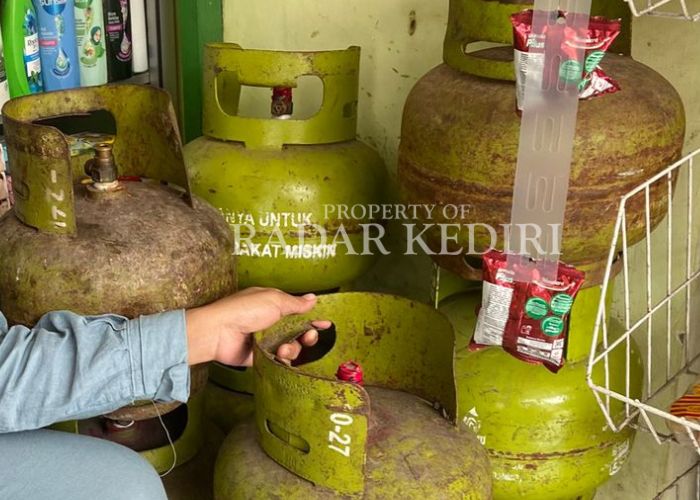 LANGKA: Pedagang kelontong kesulitan mendapatkan elpiji di Kabupaten Kediri.