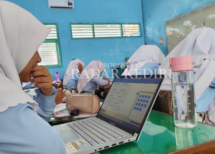 MENANTANG: Peserta mengerjkan soal KKA.