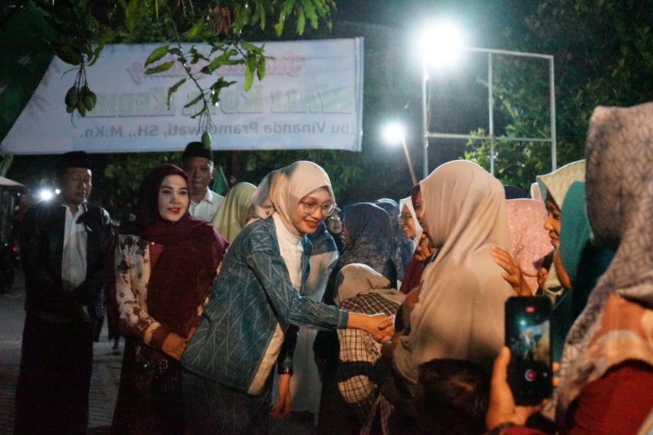 Wali Kota Kediri Vinanda Prameswati menyapa ribuan jemaah yang menghadiri pengajian akbar peringatan Maulid Nabi Muhammad SAW pada Rabu (10/9) malam di Kelurahan Pojok, Mojoroto.