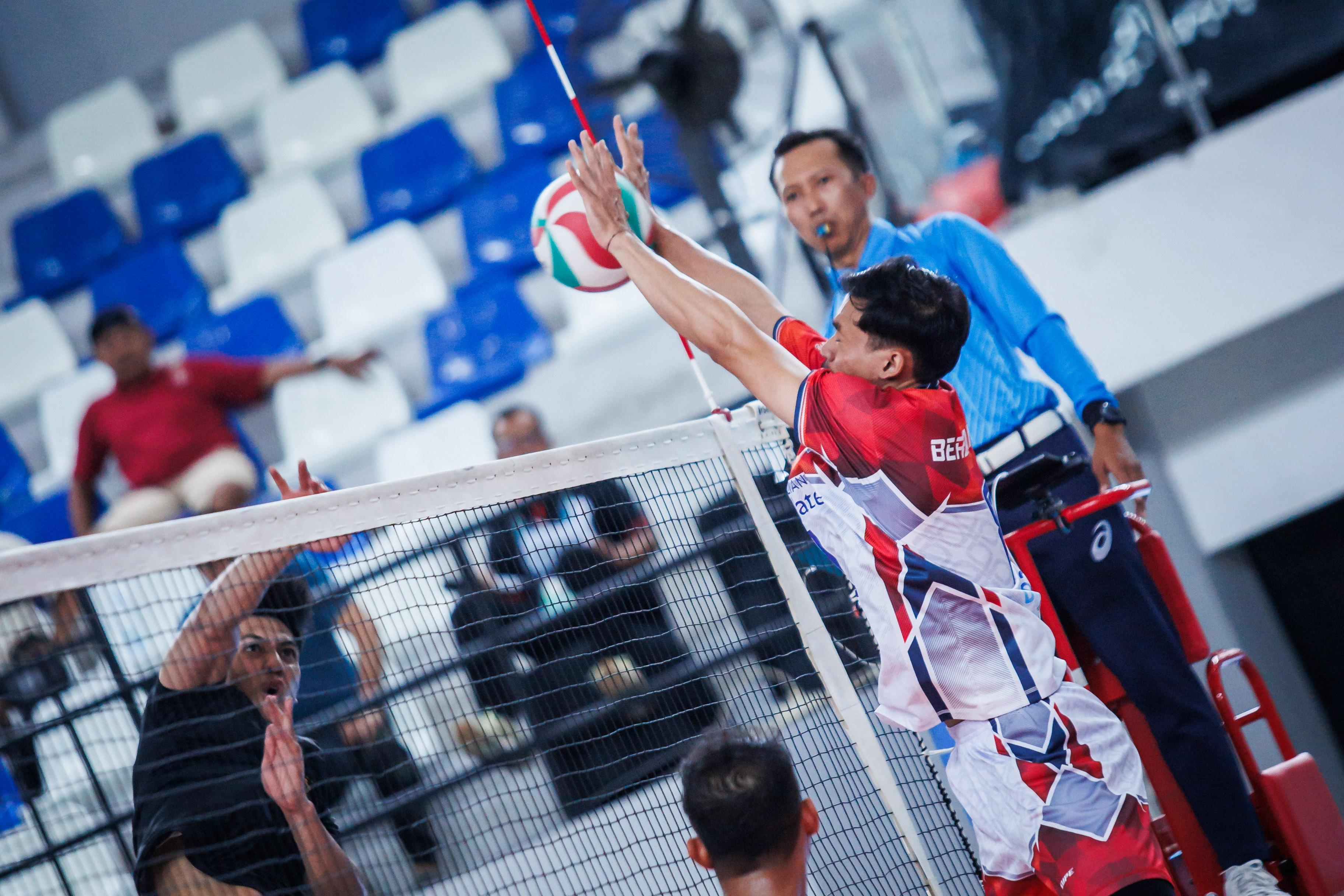 Pemain Berlian Bank Jateng menahan spike pemain lawan.