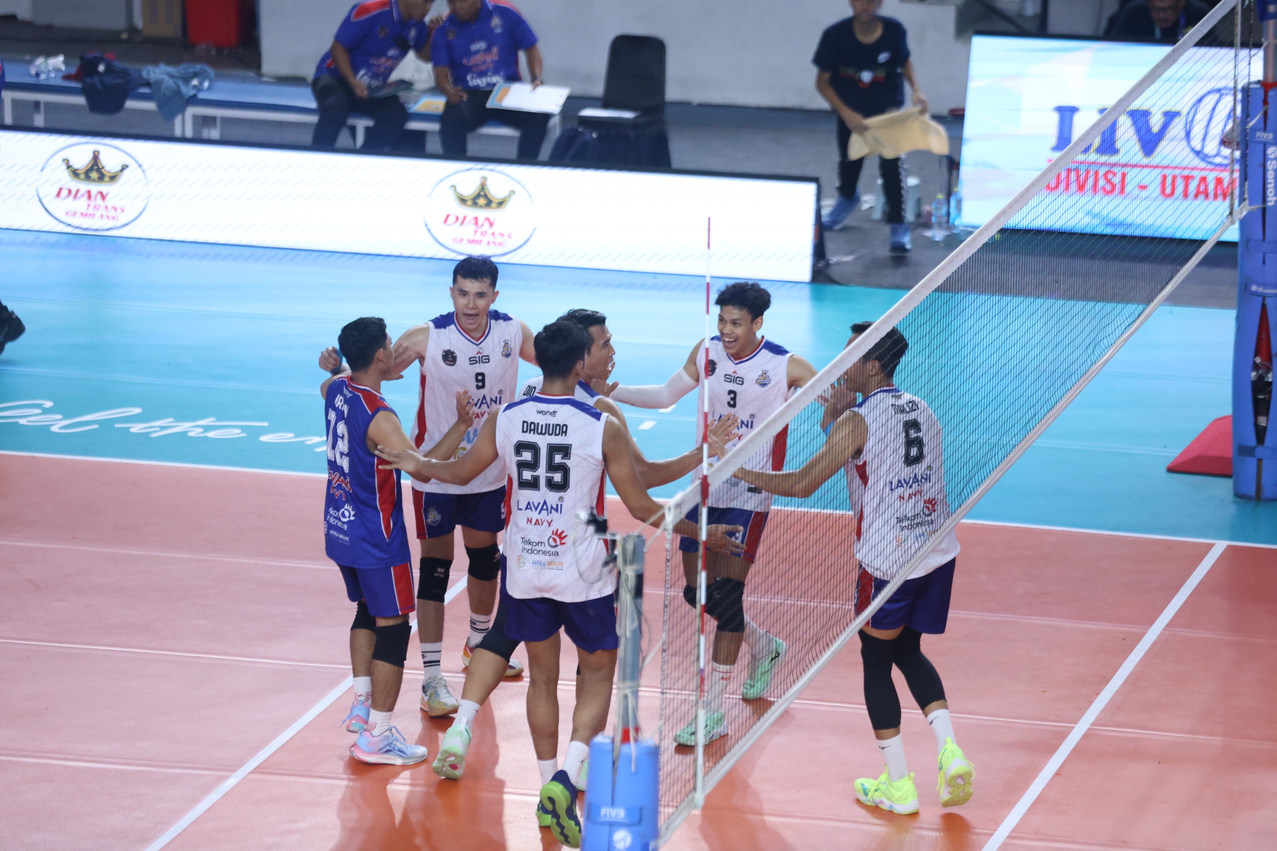 Para pemain Lavani merayakan kemenangan.