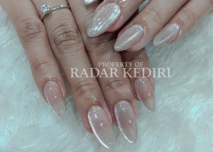 BERKILAU: Kuku yang sudah dipermak di salon.