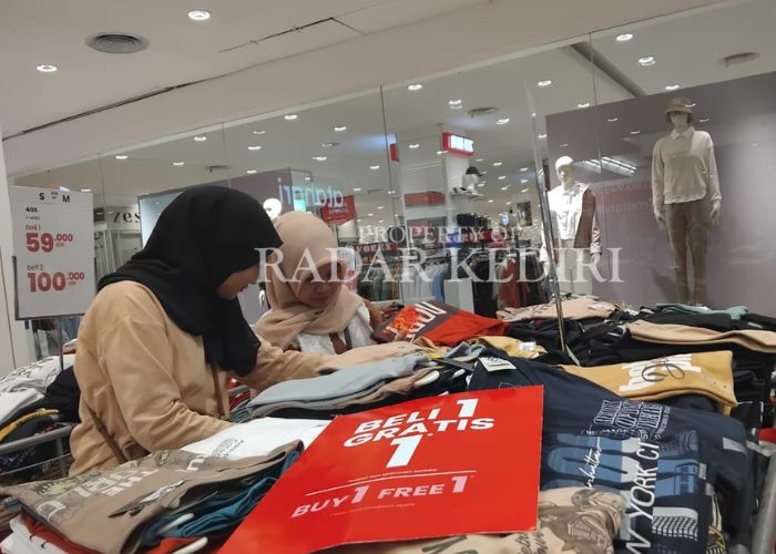 BERBURU KAUS UNISEX: Warga Kediri sedang mencari kaus di mal.