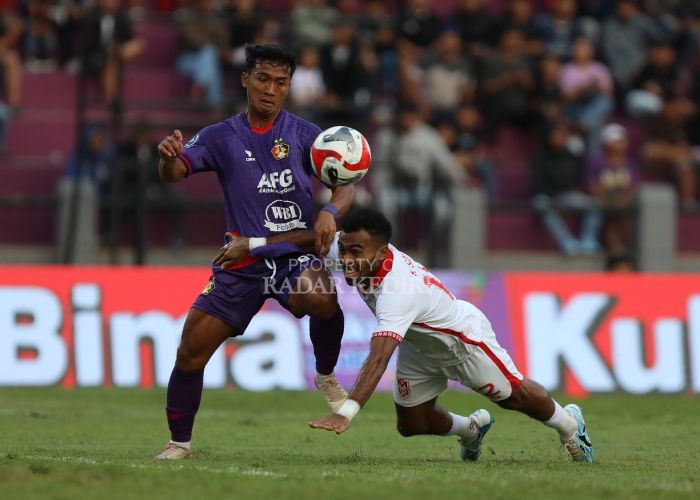 M. Khanafi berduel dengan Yakob Sayuri.