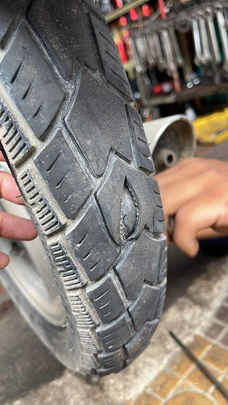 Ban belakang sepeda motor.