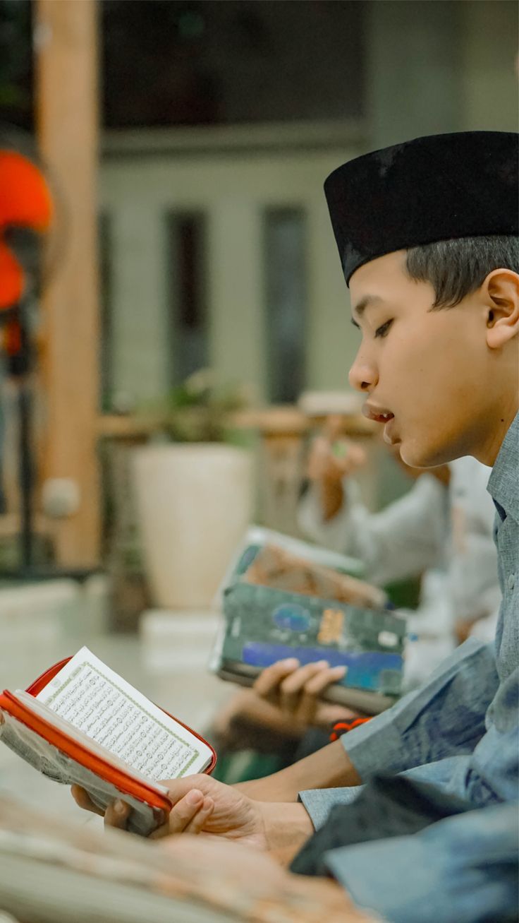 Ilustrasi membaca surat Al Insyirah