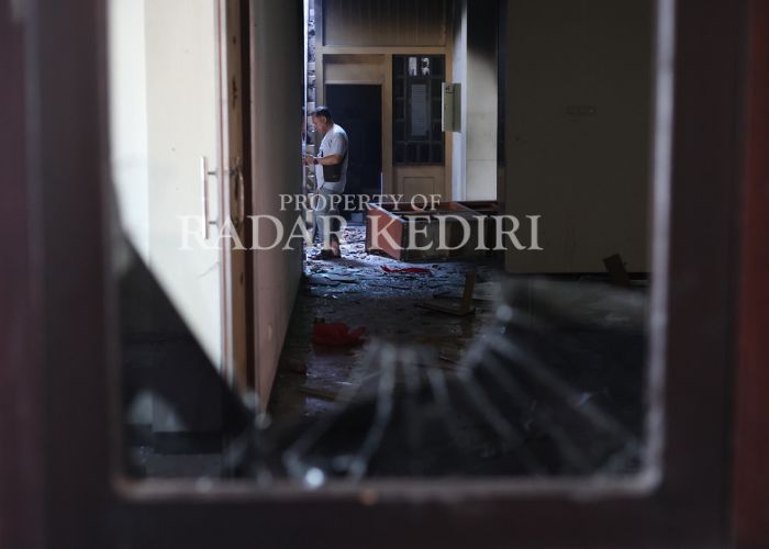 YANG TERSISA: Kaca bangunan di gedung DPRD Kabupaten Kediri pecah akibat kerusuhan pada Sabtu (30/8) lalu.