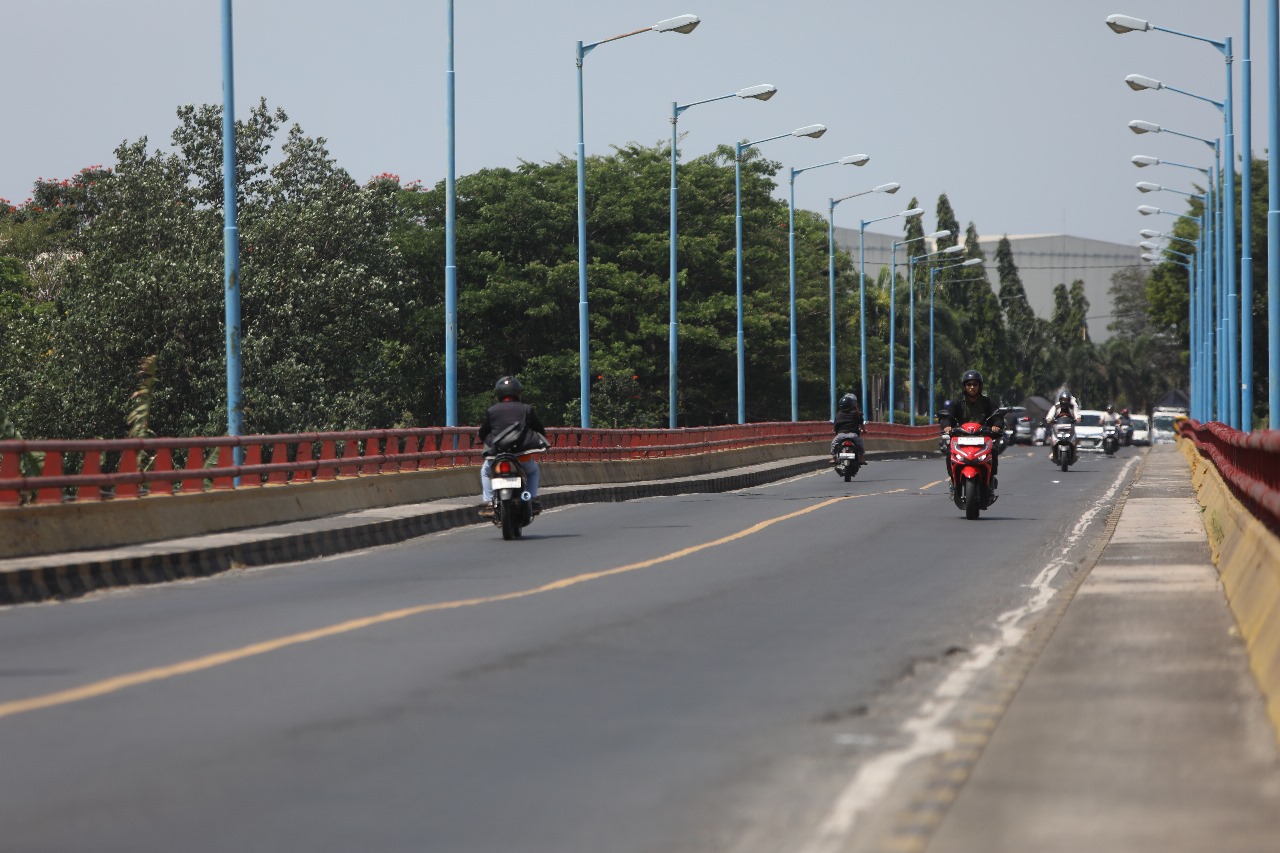 Pengendara melintas di Jembatan Semampir Kediri.