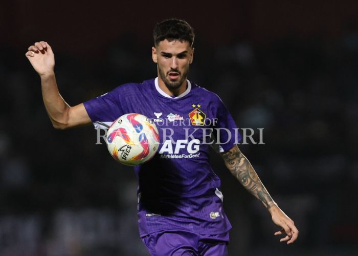 KERASAN DI KEDIRI: Kiko ketika mengontrol bola di Stadion Brawijaya. 