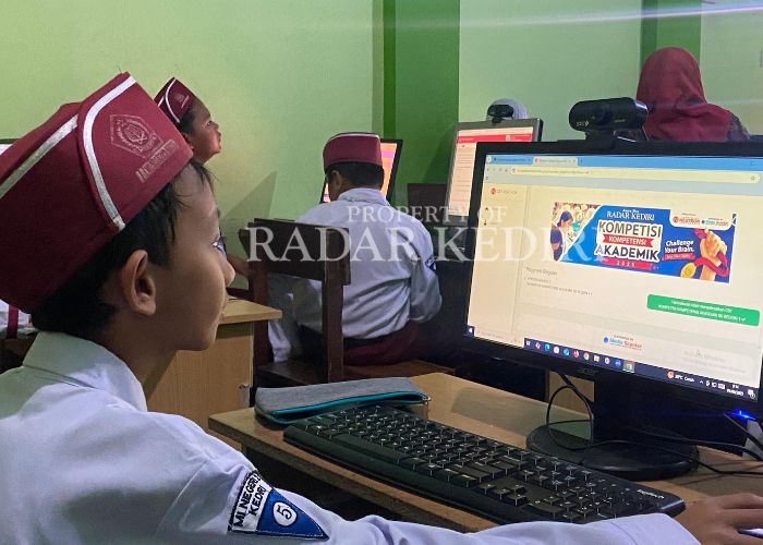 FOKUS: Siswa kelas 5 MIN 2 Kediri mengerjakan soal KKA yang diselenggarakan beberapa waktu lalu.
