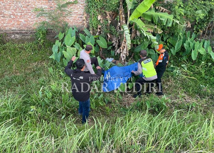 TRAGIS: Petugas kepolisian menemukan jasad Robi di bawah pohon pisang.