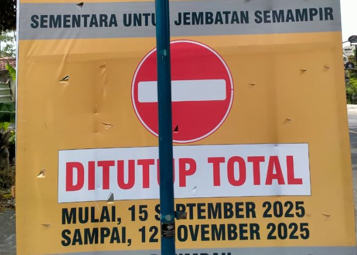 TUTUP TOTAL: Rambu peringatan penutupan jembatan Semampir Kota Kediri.
