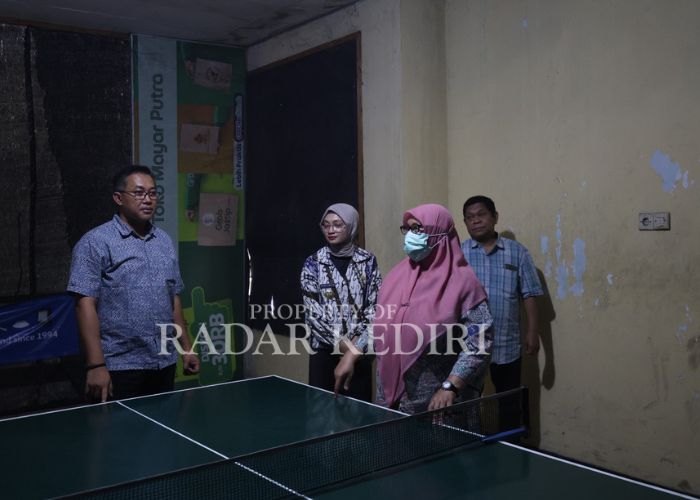 CEK LOKASI: Ketua DPRD Kota Kediri Firdaus bersama dengan Wali Kota Kediri Vinanda saat meninjau lokasi gedung GNI Kota Kediri.