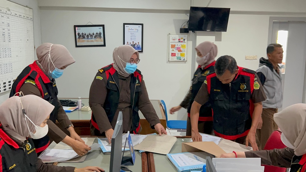 AMANKAN BUKTI: Tim Kejari Kota Kediri melakukan penggeledahan di kantor BRI Unit Pesantren pada Selasa (9/9) lalu.