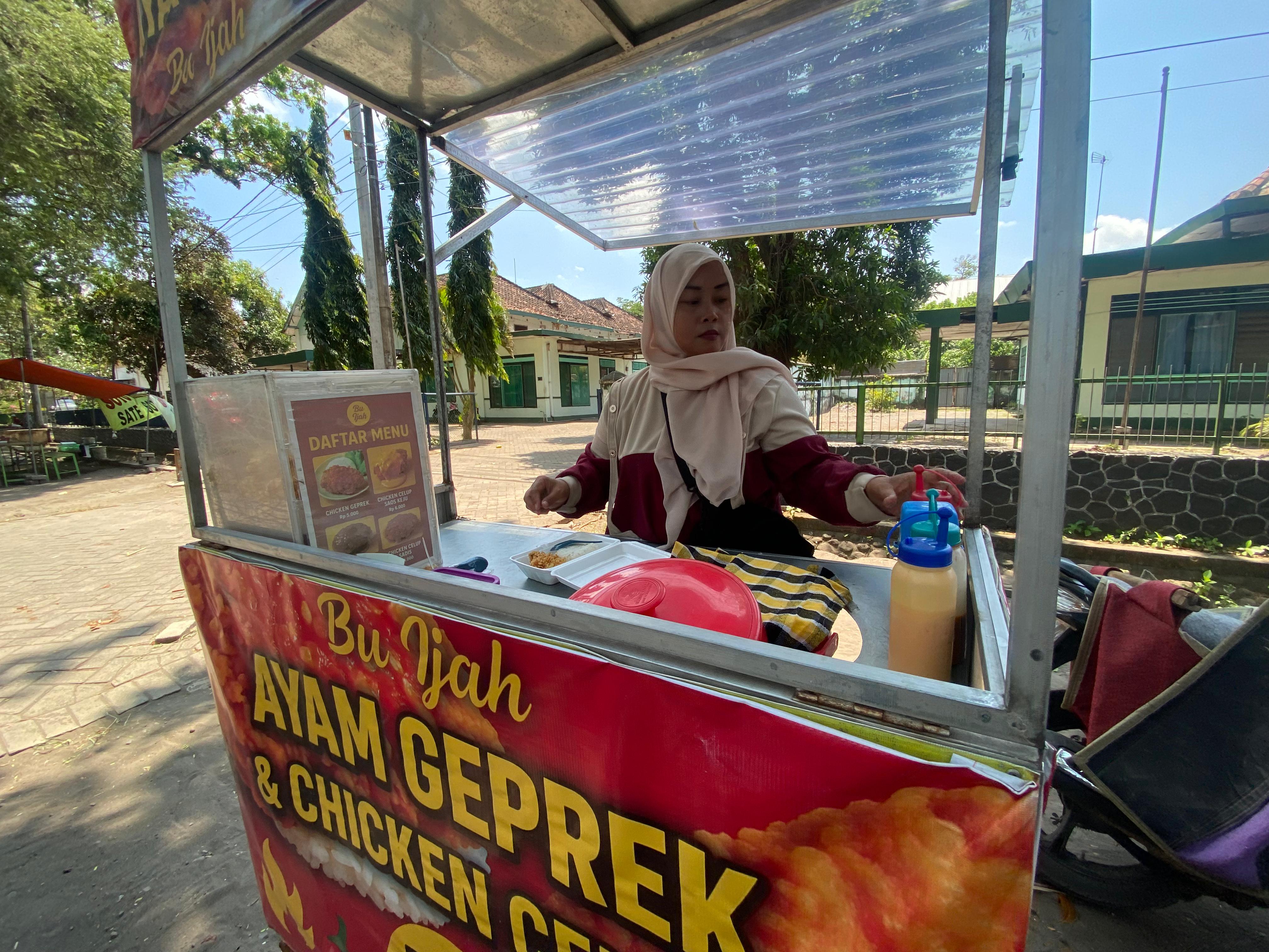 TERANCAM TUTUP: Pedagang ayam geprek menyajikan paket untuk chicken celup.