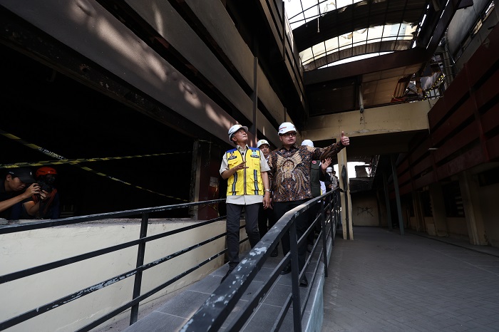 Menteri PU Dody Hanggodo mengecek kerusakan gedung di kompleks Pemkab Kediri bersama Bupati Hanindhito Himawan Pramana (kanan).