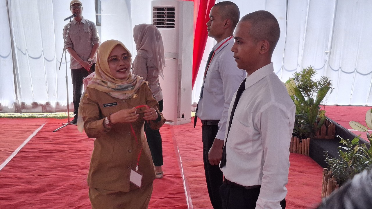 Wakil Bupati Dewi Mariya Ulfa bersiap mengalungkan tanda peserta dalam pembukaan program magang ke Jepang di Balai Latihan Kerja Kediri di Plemahan kemarin.