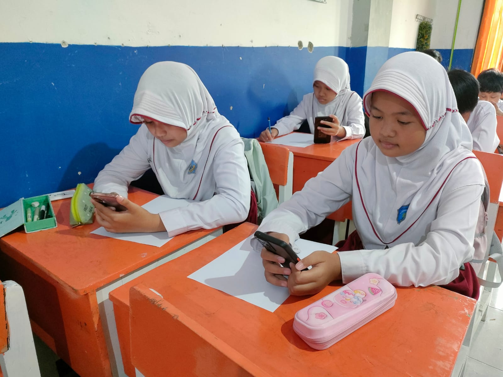 Siswa SD Muhammadiyah 1 Trenggalek fokus mengerjakan soal literasi dalam Kompetisi Kompetensi Akademik region 3 kemarin. Mereka optimistis bisa masuk babak final.