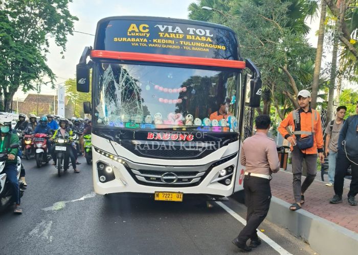 Bus Bagong terlibat kecelakaan beruntun di Kota Kediri.