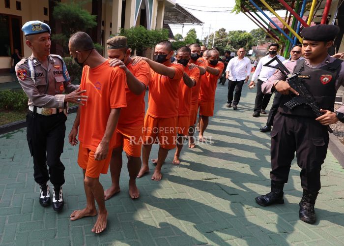 Polisi menggelandang tersangka peredaran sabu-sabu dan dobel L.