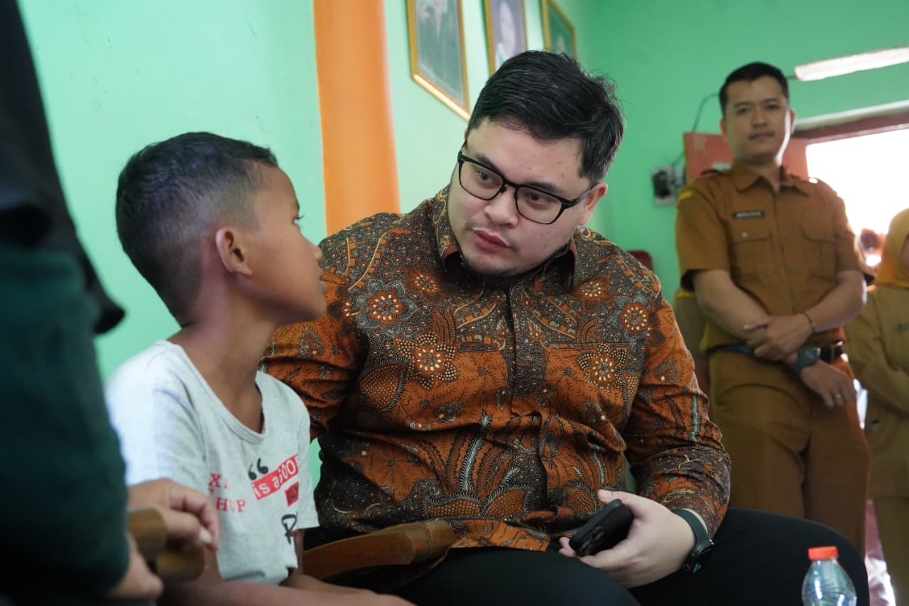 : Bupati Kediri Hanindhito Himawan Pramana berbincang dengan Restu, bocah asal Plosoklaten yang berhenti sekolah karena tidak memiliki akta kelahiran.