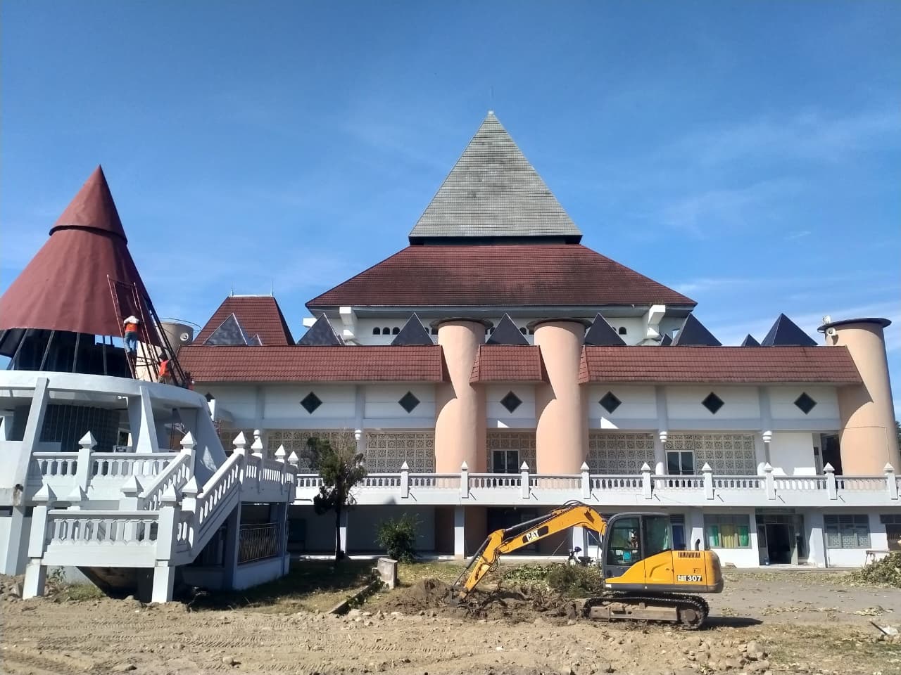 TAHAP 2: Pekerja proyek melanjutkan pekerjaan di Masjid An-Nuur Pare.