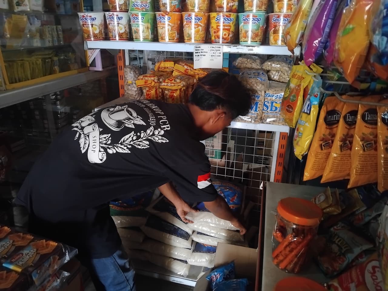 LANHKA: Pedagang toko kelontong menata beras kemasan.
