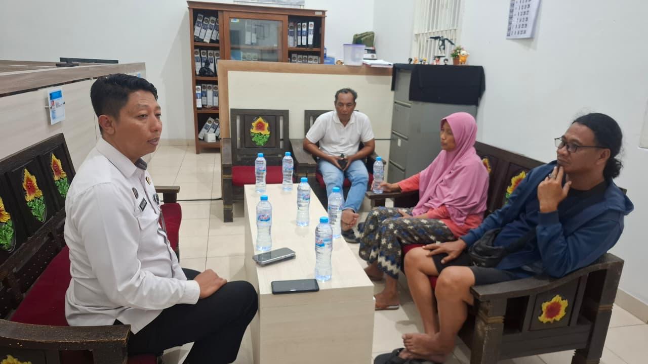 SELESAIKAN MASALAH: Kalapas II A Kediri Solichin bersama Suripah dan Karsono.