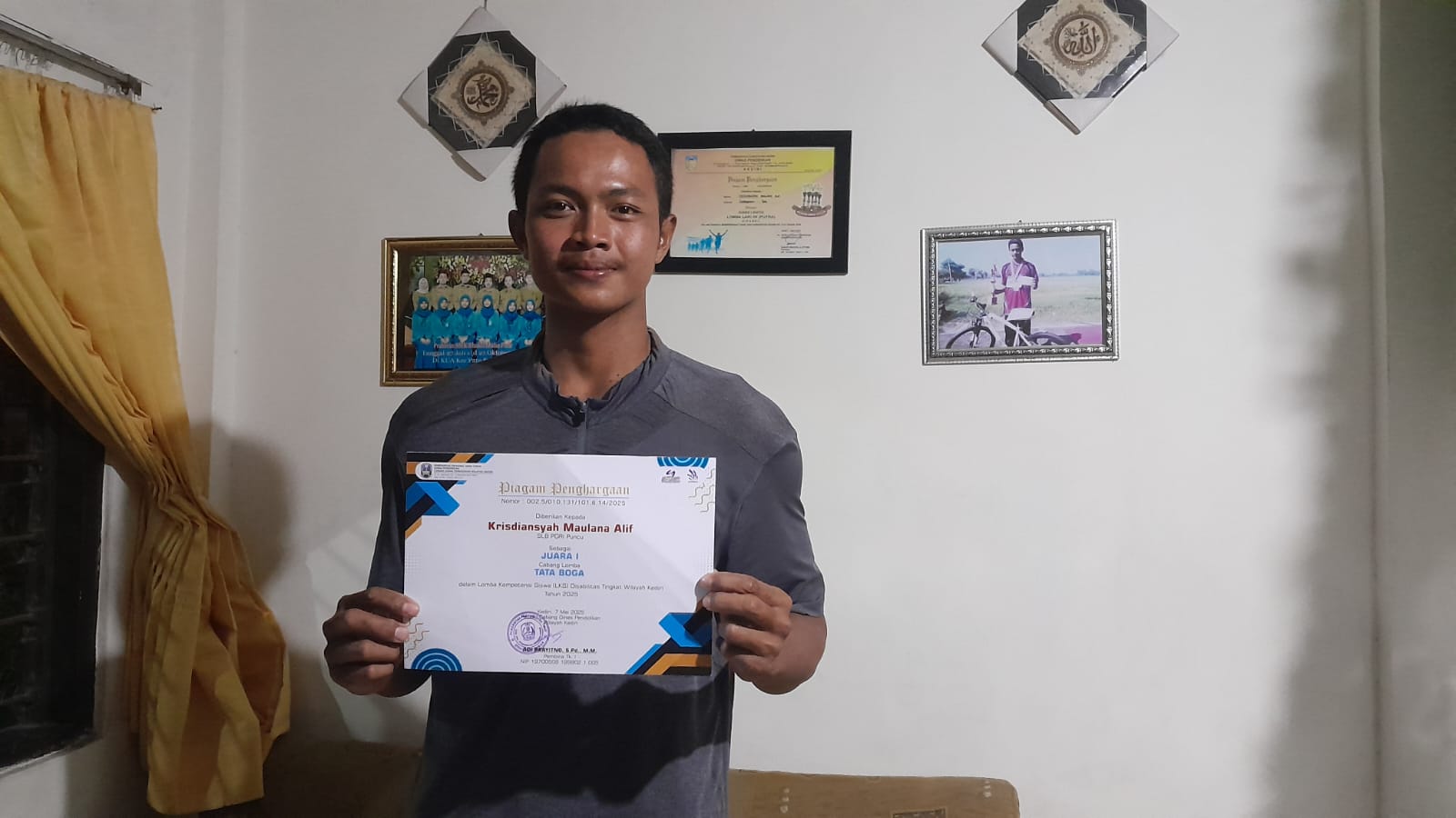 PANTANG MENYERAH: Maulana Alif penyandang disabilitas yang langganan juara lari menunjukkan salah satu piagam penghargaan yang diraihnya.