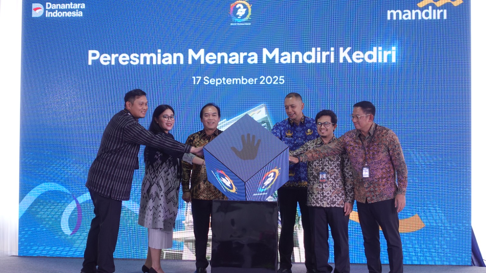 Bank Mandiri meresmikan gedung Menara Mandiri Kediri.