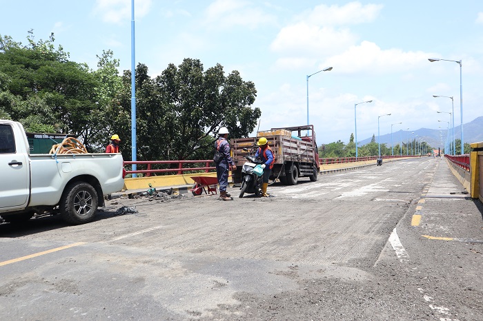 Sejumlah pekerja bersiap melanjutkan pengerokan aspal di Jembatan Semampir .