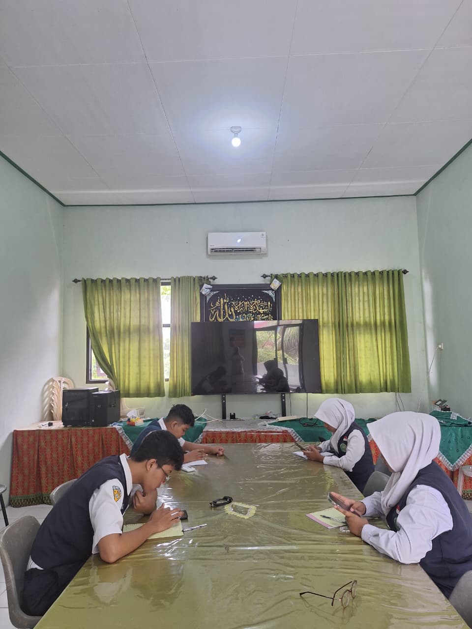 Menurut siswa soalnya (KKA) mudah. Sesuai dengan yang dipelajari di sekolah.