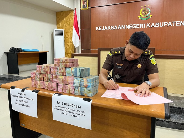 Kasi Pidsus Kejari Kabupaten Kediri Pujo Rasmoyo menandatangani berita acara penerimaan uang denda dari terpidana pengemplang pajak Yeni Indrawati.