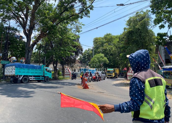 Kondisi lalin di pertigaan Mrican, Kota Kediri.